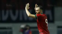 Striker Indonesia, Ilija Spasojevic, menyapa suporter usai ditarik keluar lapangan saat pertandingan melawan Suriah U-23 di Stadion Wibawa Mukti, Cikarang, Sabtu (18/11/2017). Indonesia kalah 0-1 dari Suriah U-23. (Bola.com/ M Iqbal Ichsan)