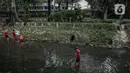 Sejumlah anak-anak mencari belut di anak kali menteng, Jakarta, Selasa (8/6/2021). Ruang bermain anak-anak di Jakarta kian terbatas. Terbatas lahan bermain membuat anak-anak Jakarta bermain ditempat yang tak semestinya demi mencari kesenangan. (Liputan6.com/Faizal Fanani)