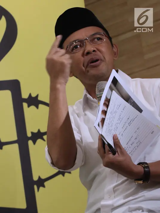 Direktur Relawan TKN Jokowi Amin, Maman Imanulhaqmemberi tanggapan usai menerima 9 Agenda Prioritas HAM dari Amnesty International di Jakarta, Senin (15/4). 9 Agenda Prioritas HAM resmi diserahkan kepada perwakilan kandidat Capres/Cawapres RI serta Komnas HAM. (Liputan6.com/Helmi Fithriansyah)