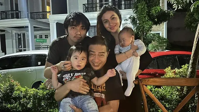 Penampilan Busana Sederhana Ariel Tatum