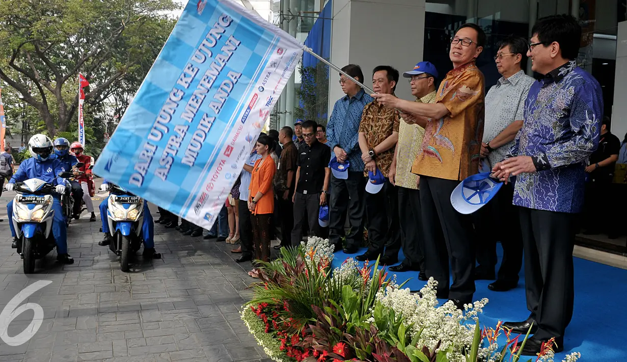 Presiden Direktur Prijono Sugiarto (memegang bendera) melepas tim layanan mudik Astra Holiday Campaign (AHC) 2015, Jakarta, Jumat (10/7/2015). Program ini berlangsung pada 13-22 Juli 2015 di sepanjang jalur mudik Jawa-Bali. (Liputan6.com/Johan Tallo)