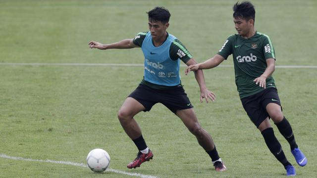 Pemain Timnas Indonesia U-22, Hanif Sjahbandi, berusaha melewati Witan Sulaeman. (Bola.com/Yoppy Renato)