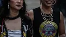 Penonton wanita berjalan untuk menyaksikan Konser Guns N’ Roses di Stadion Gelora Bung Karno, Jakarta, Kamis (8/11). Konser Guns N Roses bertajuk "Not In This Lifetime" ini akan berlangsung sekitar tiga jam. (Liputan6.com/Faizal Fanani)