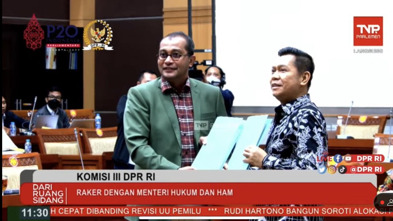 Wamenkumham Edward Omar Sharif Hiariej mewakili pemerintah menyerahkan draf RKUHP dan RUU Pemasyarakatan kepada Komisi III DPR RI. (Foto: Youtube DPR RI)