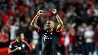 Pemain Bayern Munchen, Arturo Vidal, mencetak gol pertama saat bermain imbang melawan Benfica pada leg kedua perempat final Liga Champions di Estadio da Luz, Lisbon, Kamis (14/4/2016) dini hari WIB. (AFP/Francisco Leong) 
