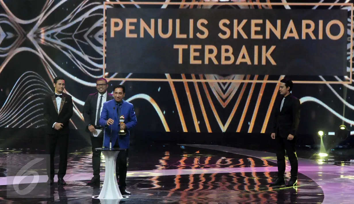 Produser di film Ngenest, Chand Parwez  saat menggantikan Ernest Prakasa yang tak bisa hadir untuk menerima penghargaan Penulis Skenario Terbaik di ajang Indonesia Box Office Movie Awards (IBOMA) 2016, Jakarta, Kamis (17/3). (Liputan6.com/Helmi Afandi)