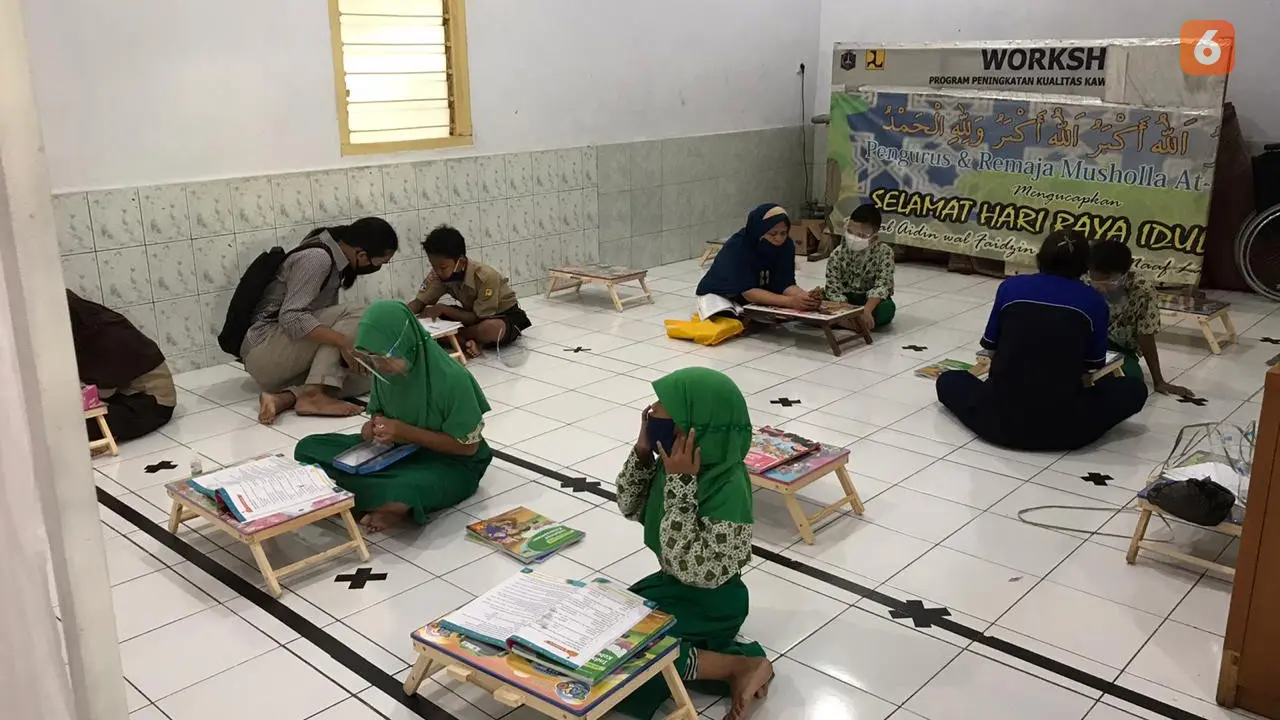 Belajar di Musholla At-Tawadhu