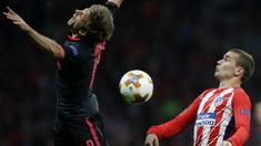 Duel pemain Atletico, Antoine Griezmann  (kanan) dan pemain Arsenal, Nacho Monreal pada semifinal Liga Europa di Wanda Metropolitano stadium, Madrid, (3/5/2018). Atletico menang 1-0. (AP/Paul White)