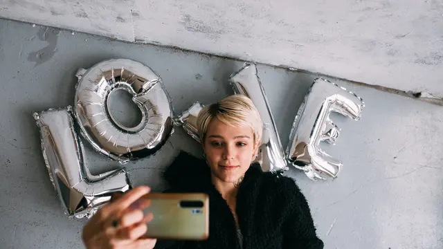 Ilustrasi memotret selfie, narsistik