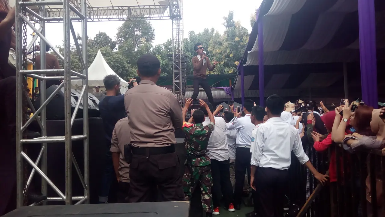 Tria, vokalis The Changcuters dengan aksi panggungnya yang energik terus membakar semangat para pengunjung di acara Paturay Tineung SMKN 1 Garut