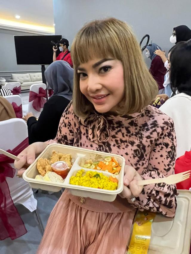Irma Darmawangsa saat menjajal menu makanan sehat The Cafe (ist)