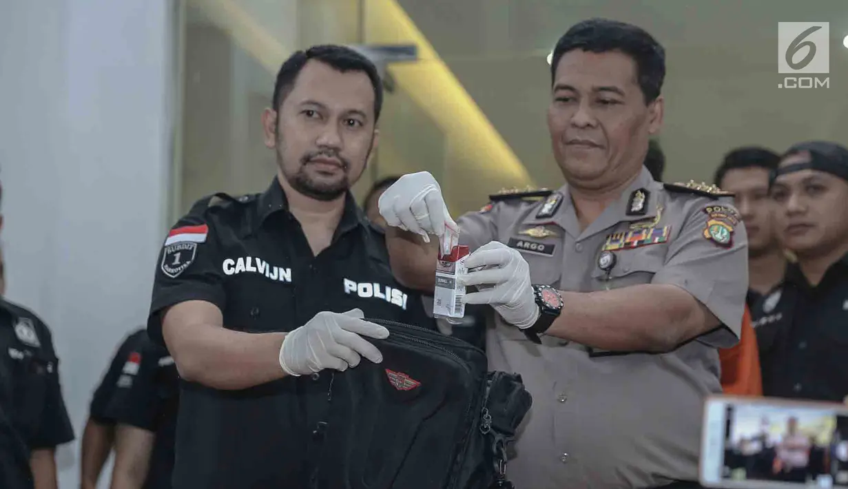 Kabid Humas Polda Metro Jaya Kombes Argo Yuwono menunjukkan barang bukti kasus dugaan penyalahgunaan narkoba oleh Roro Fitria di Jakarta, Kamis (15/2). Roro Fitria diamankan dengan barang bukti sabu-sabu dengan berat 2,4 gram. (Liputan6.com/Pool)