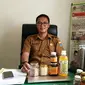 Kepala Kesatuan Pengelolaan Hutan Produksi (KPHP) Limau Unit V Sarolangun, Misriyadi bersama hasil penelitian garam yang berasal dari pegunungan. (Foto: Husnil Aqili/Liputan6.com-B Santoso)