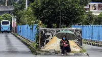 Warga mengenakan masker duduk di kawasan Blok-M, Jakarta, Senin (14/3/2022). Menurut Jubir Pemerintah untuk Penanganan COVID-19 Reisa Broto Asmoro, peralihan pandemi ke endemi tak bisa lepas dari jumlah kasus harian dan angka kematian rendah serta tingkat keterisian RS. (Liputan6.com/Johan Tallo)