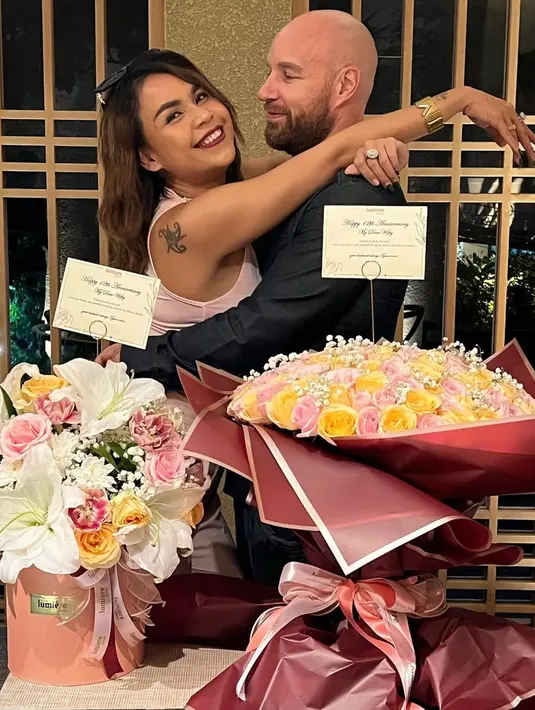 Tak terasa, 12 tahun sudah pernikahan itu berjalan. Begini momen dinner romantis keduanya merayakan anniversary pernikahan. Tampak Tyson menyiapkan bunga untuk Melaney Ricardo. (Liputan6.cpm/IG/@melaney_ricardo)