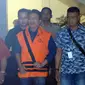 Bupati Jombang Nyono Suharli Wihandoko (tengah) usai menjalani pemeriksaan di Gedung KPK, Jakarta, Minggu (4/2). Nyono menjadi tersangka dalam dugaan suap perizinan pengurusan jabatan di Pemkab Jombang. (Liputan6.com/Helmi Fithriansyah)