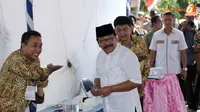Sebelum memilih, terlebih dahulu Soekarwo mendaftar sebagai pemilih (Liputan6.com/Helmi Fithriansyah)