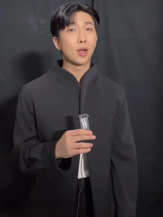 Kim Namjoon, Leader BTS ini hadir mengenakan pakaian serba hitam saat menghadiri fashion show Bottega Veneta.