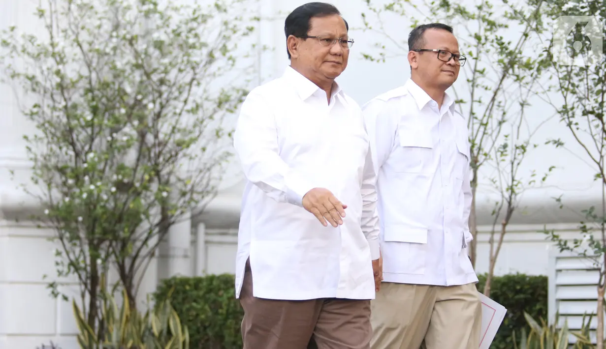 Ketua Umum Partai Gerindra Prabowo Subianto (kiri) didampingi Wakil Ketua Umum Partai Gerindra, Edhy Prabowo meninggalkan Kompleks Istana Kepresidenan di Jakarta, Senin (21/10/2019). Prabowo Subianto mengaku diminta untuk masuk ke kabinet Joko Widodo-Ma'ruf Amin. (Liputan6.com/Angga Yuniar)