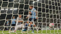 Striker Juventus, Mario Mandzukic, mencetak gol ke gawang Lazio pada lanjutan Serie A di Stadion Juventus, Turin, Kamis (21/4/2016) dini hari WIB. (AFP/Marco Bertorello)
