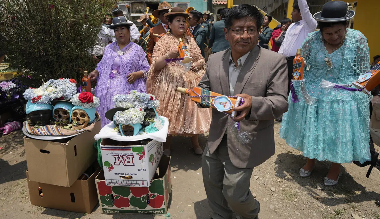 Orang-orang memainkan alat musik dan menari di sekitar tengkorak manusia yang dihias untuk festival tahunan "Natitas", di La Paz, Bolivia, Rabu, 8 November 2023. (AP Photo/Juan Karita)