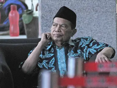 Tersangka Wali Kota Mojokerto Masud Yunus usai menjalani pemeriksaan di Gedung KPK, Jakarta, Rabu (7/2). Masud diperiksa sebagai tersangka dugaan suap pembahasan perubahah APBD pada Dinas PUPR Kota Mojokerto tahun 2017. (Liputan6.com/Herman Zakharia)