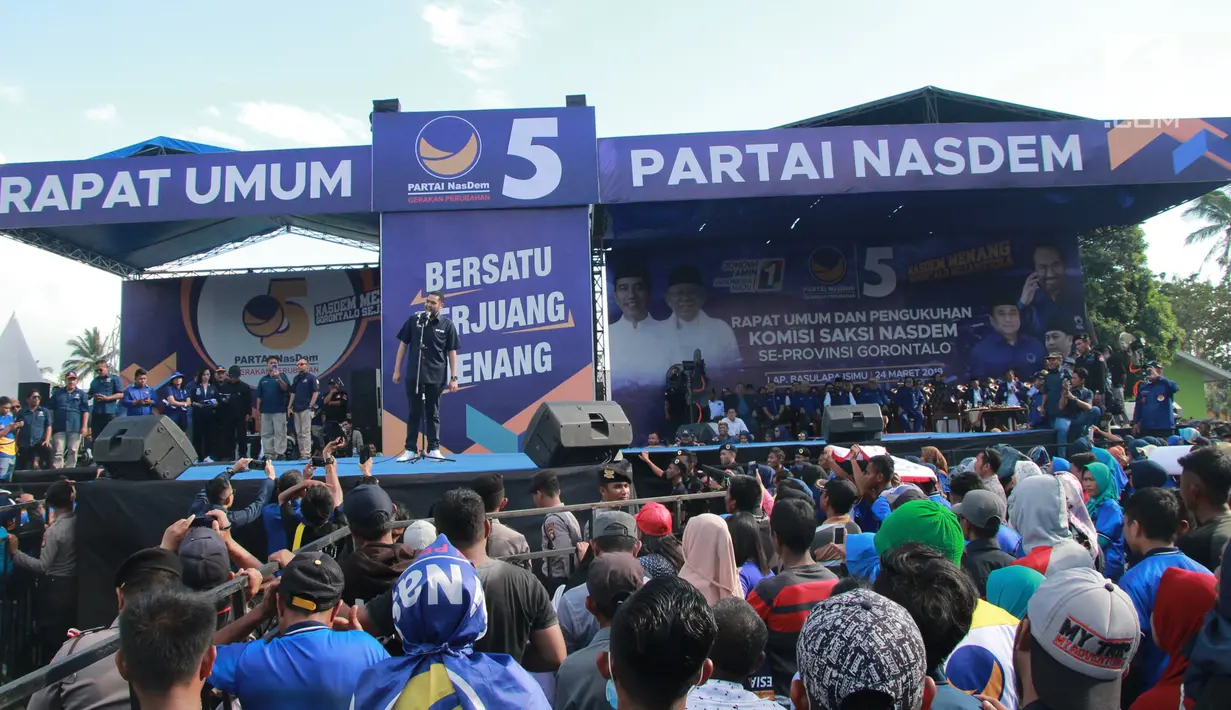 Anggota DPR RI, Prananda Surya Paloh memberi sambutan saat Kampanye Rapat Umum Partai Nasdem di Gorontalo, Minggu (24/3). Kampanye terbuka perdana  Partai Nasdem ini diikuti oleh ribuan kader dan simpatisan partai Nasdem Provinsi Gorontalo. (Liputan6.com/Arfandi Ibrahim)