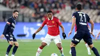 Penyerang Manchester United Anthony Martial mengusai bola saat menghadapi Melbourne Victory dalam pertandingan persahabatan di Melbourne Cricket Ground, Jumat (15/7/2022). Dia mencetak satu gol untuk membantu MU menang 4-1. (foto:&nbsp;George SALPIGTIDIS / AFP)