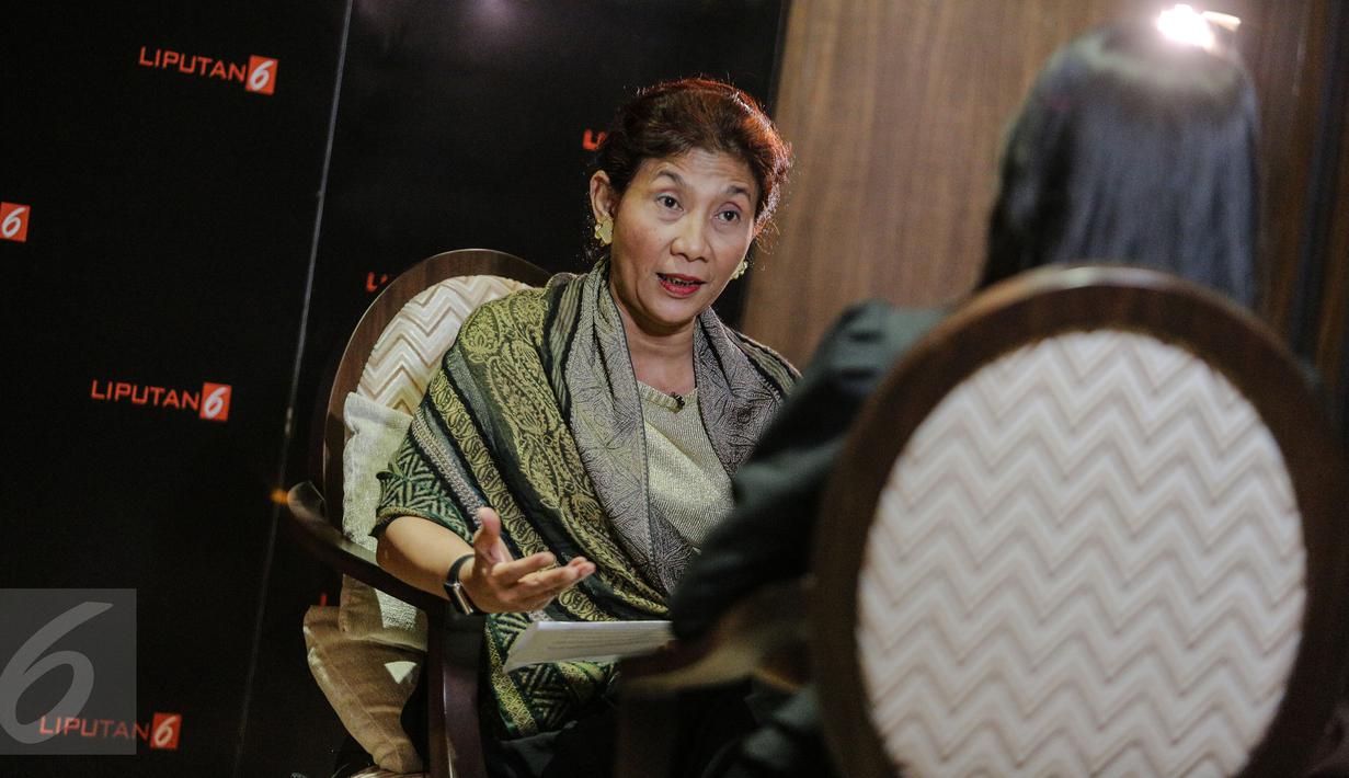 Menteri Kelautan dan Perikanan Susi Pudjiastuti menjawab pertanyaan dalam wawancara eksklusif yang dilakukan tim Liputan6.com di kantor Kementerian Kelautan dan Perikanan, Jakarta, Kamis (25/6/2015). (Liputan6.com/Faizal Fanani)