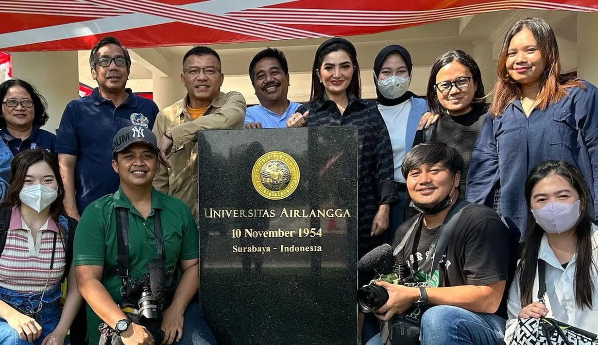 <p>Sekedar informasi, Ashanty menyelesaikan S1 di Universitas Paramadina jurusan Ilmu Jurusan Internasional tahun 2005. Kemudian tahun 2018 Wisuda S2 di Universitas Bina Nusantara jurusan Manajemen. Kini, Ashanty masuk jenjang S3 mengambil jurusan Sumber Daya Manusia. [Instagram/ashanty_ash]</p>