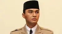 Berbeda dengan pemeran Soekarno yang lainnya, Anjasmara yang sudah tiga kali memerankan sosok Soekarno ini juga memiliki hubungan dekat dengan presiden Soekarno, di mana ia merupakan anak tiri Rachmawati Soekarnoputri. (Twitter)