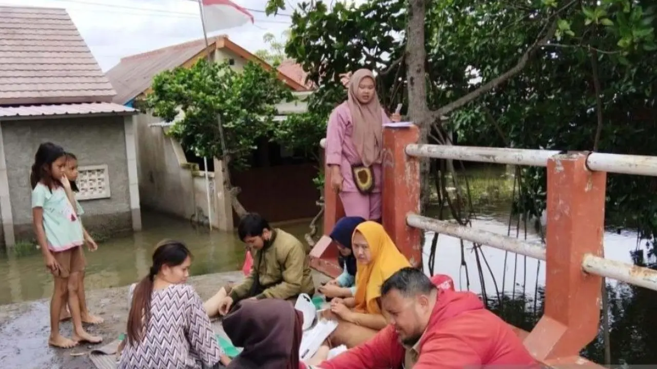Tenaga medis Puskesmas Muaragembong, Kabupaten Bekasi, Jawa Barat memberikan pelayanan kesehatan kepada warga terdampak banjir.