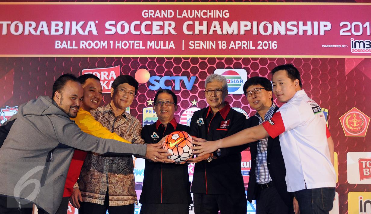 Direktur Utama PT GTS, Joko Driyono (tengah) berfoto bersama para sponsor saat peluncuran Torabika Soccer Championship 2016 di Hotel Mulia, Jakarta, Senin (18/4/2016). TSC diikuti 18 klub sepakbola professional Indonesia. (Liputan6.com/Helmi Fithriansyah)
