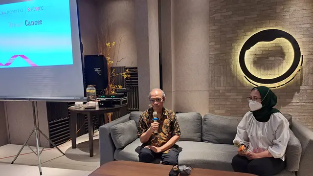 Dokter Sonar menjelaskan mengenai pemeriksaan genomik yang bukan saja bisa mengetahui ada tidaknya gen kanker tapi juga membantu tim medis dalam penangan pasien kanker.