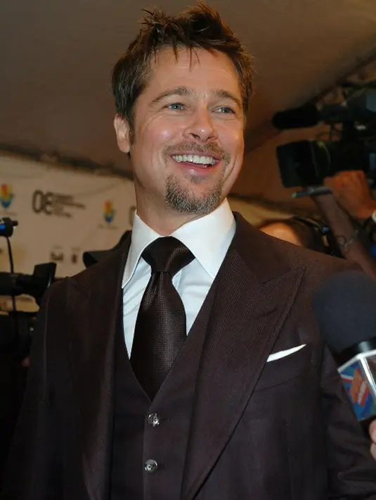 Melansir Hollywoodlife.com, seorang sumber mengatakan Pitt sedang berbahagia dan bebas untuk bertemu dan berkumpul dengan keenam anaknya, termasuk Maddox. (AFP/Bintang.com)