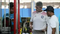 Dusan Momcilovic mengamati latihan fitnes pemain muda Arema. (Bola.com/Iwan Setiawan)