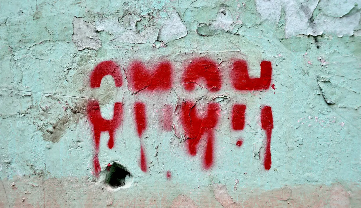 Grafiti bertuliskan "Polisi anti huru hara" di dinding di Minsk (25/8/2020). Belarusia sedang menghadapi krisis politik yang tidak terduga dengan demonstran membanjiri jalan-jalan selama lebih dari dua minggu menuntut pengunduran diri pemimpin otoriter  Alexander Lukashenko. (AFP/Sergei Gapon)