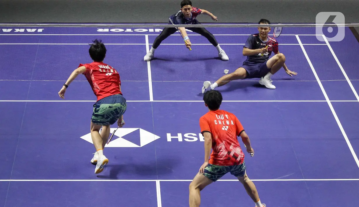 Didukung mayoritas penonton, Fajar Alfian/Muhammad Rian Ardianto sangat mewaspadai permainan Huang Di/Liu Yang. (Liputan6.com/Herman Zakharia)