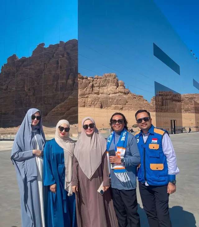 7 Potret Kimberly Ryder pakai hijab syari di Al Ula, pancarkan pesona anggun dan elegan