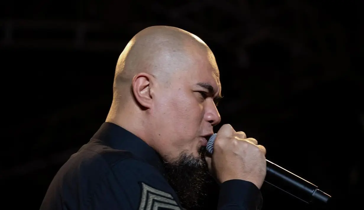 "Kelas 3 A3 SmaN 2 Surabaya 1990," tulis ahmaddhaniofficial sebagai caption dalam foto yang diunggah 9 Desember lalu. [Instagram/ahmaddhaniofficial]