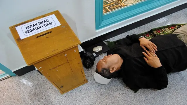8 Ide Kocak Orang Indonesia Berusaha 'Ngadem' Bikin Kita Nyengir