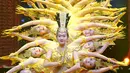 Para seniman dari Kelompok Seni Pertunjukan Penyandang Disabilitas China menampilkan tarian kelompok "Bodhisattva Seribu Tangan" dalam pertunjukan bertajuk "My Dream" di Nanjing, Provinsi Jiangsu, China timur (3/12/2020). (Xinhua/Ji Chunpeng)