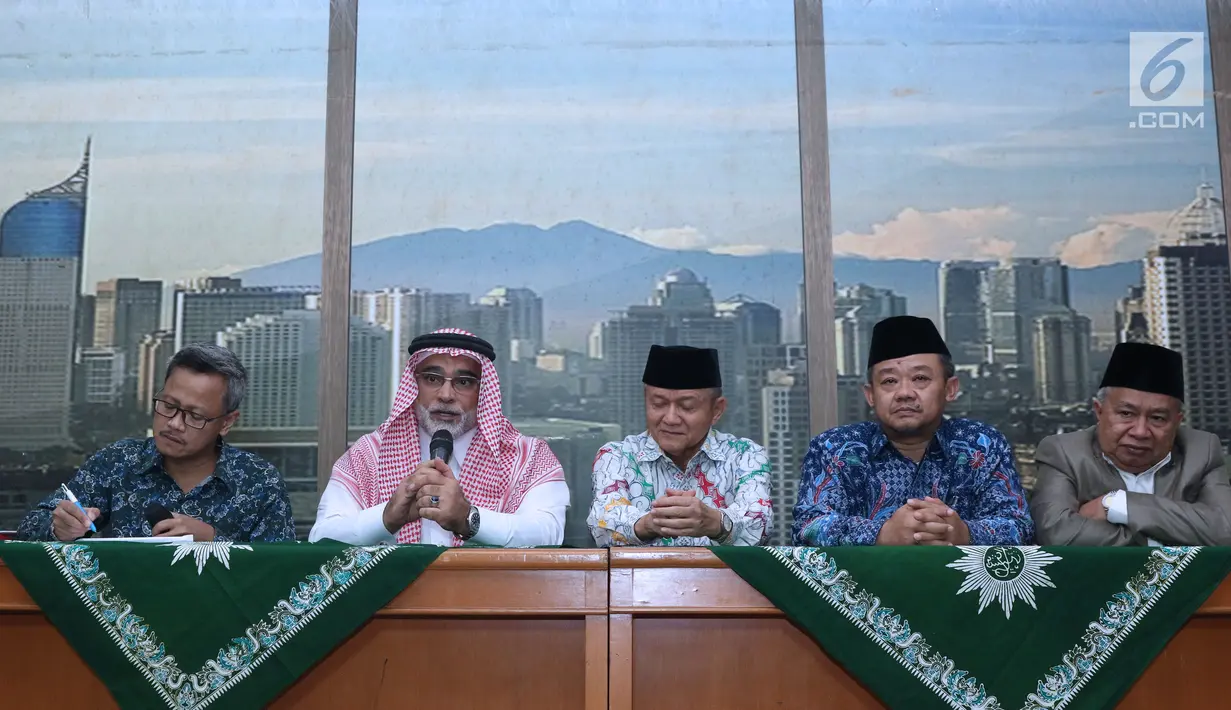 Dubes Arab Saudi untuk Indonesia, Osama bin Mohammed Al-Shuaibi (kedua kiri) menjawab pertanyaan di Kantor PP Muhammadiyah, Jakarta, Selasa (13/11). Osama memberi keterangan terkait Habib Rizieq dan jamaah haji Palestina. (Liputan6.com/Helmi Fithriansyah)