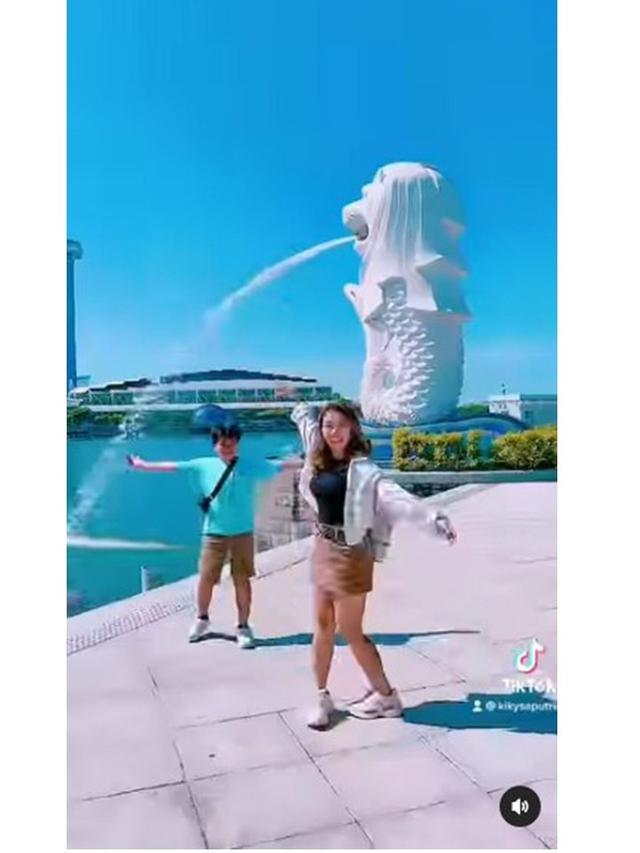 7 Momen Liburan Kiky Saputri di Singapura, Penampilannya Curi Perhatian