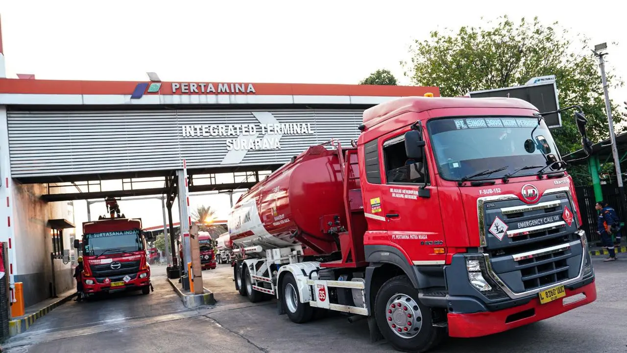 Truk pembawa BBM Pertamina. Pertamina Patra Niaga Jatimbalinus memastikan kecukupan penambahan pasokan BBM untuk wilayah Jember, Jawa Timur. Dok Pertamina