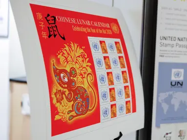 Foto yang diabadikan pada 13 Januari 2020 ini menunjukkan poster carik kenangan (stamp sheet) edisi Tahun Tikus di Administrasi Pos Perserikatan Bangsa-Bangsa (UNPA), di markas besar PBB di New York. UNPA mengeluarkan prangko edisi khusus untuk merayakan Tahun Baru Imlek. (Xinhua/Li Muzi)