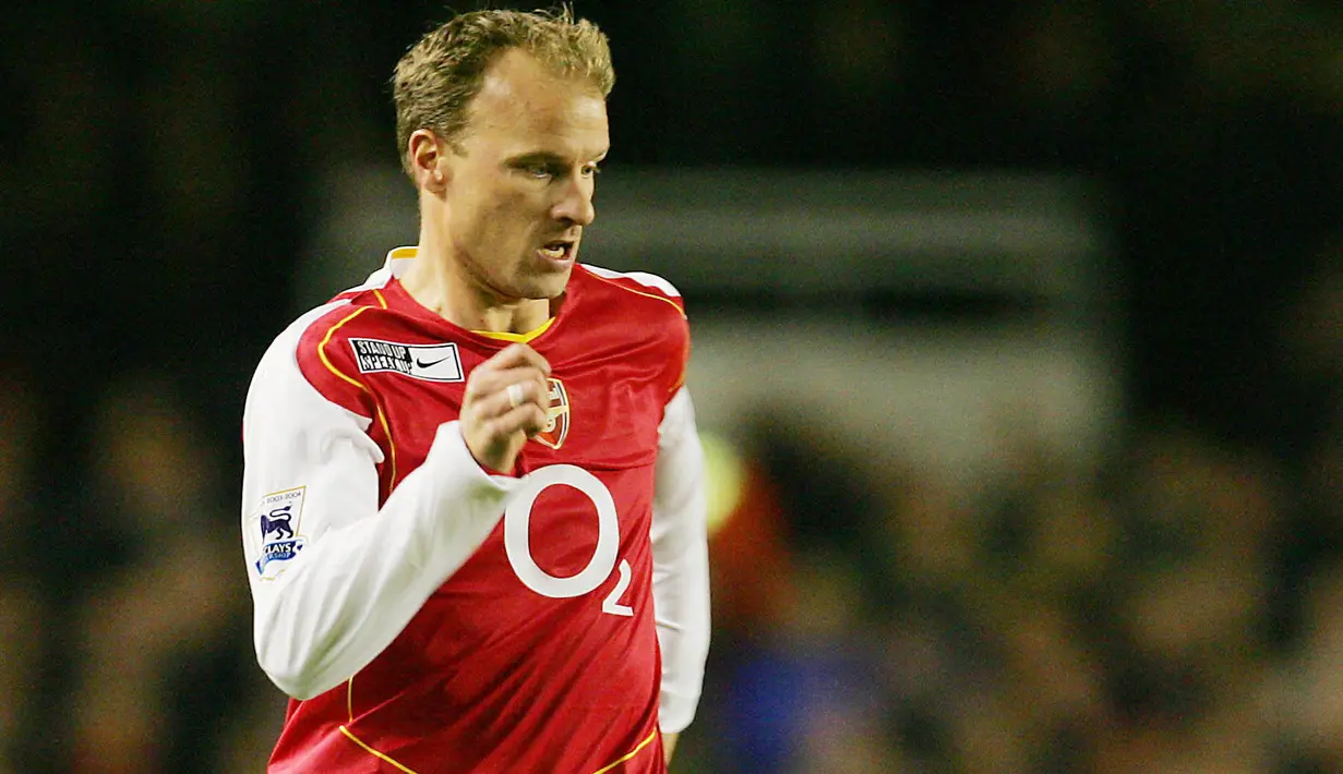<p>Dennis Bergkamp - Mantan pemain Timnas Belanda ini merupakan salah satu pesepak bola terbaik era 90a-an. Melempem saat bermain di Serie A bersama Inter Milan, Bergkamp justru gemilang di Liga Inggris bersama Arsenal. (AFP/Jim Watson)</p>
