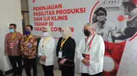 Ketua Tim Riset Uji Klinis Vaksin Covid-19 Fakultas Kedokteran Unpad Kusnandi Rusmil (kanan) berfoto bersama Rektor Unpad Rina Indiastuti, Kepala Badan Pom Penny K Lukito dan Direktur Bio Farma Honesti Basyir di RSP Unpad, Selasa (11/8/2020). (Liputan6.com/Huyogo Simbolon)