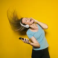 Ilustrasi Mendengarkan Musik Credit: pexels.com/AndreaPiacquadio