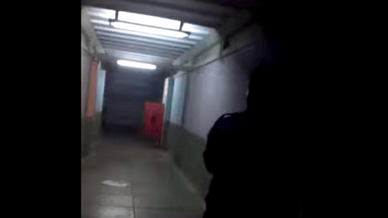 Rekaman Mengerikan Pintu Terbanting di Lorong Gelap